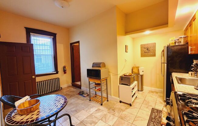 1 bed, 1 bath, 740 sqft, $1,300, Unit 1