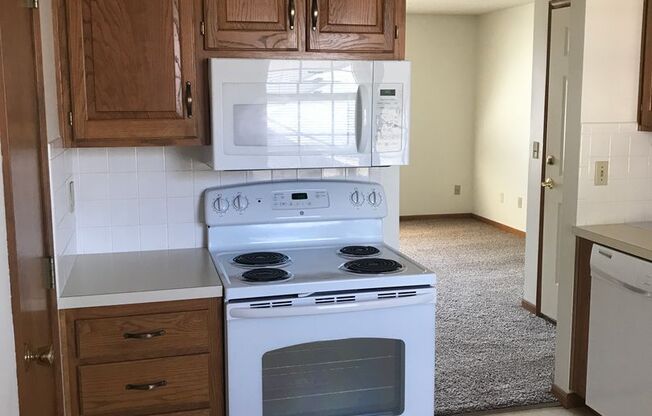 2 beds, 1 bath, 700 sqft, $875, Unit Unit 2