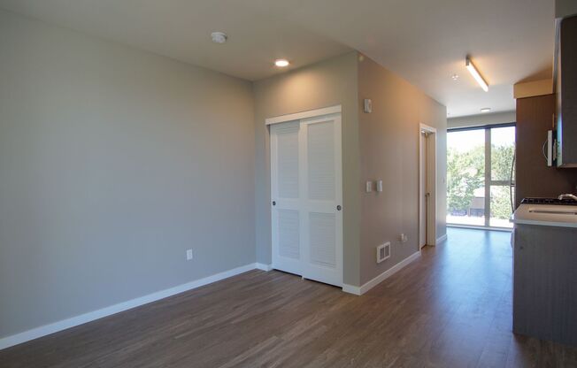 Sellwood 3rd Floor-Studio w W/D Ready Late June!