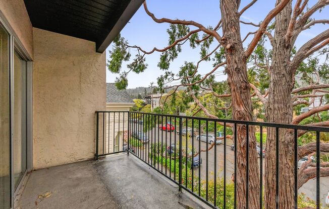 Large 2 bedroom 2 bath modern apartment in an attractive secure building, with balcony, fully decked kitchen