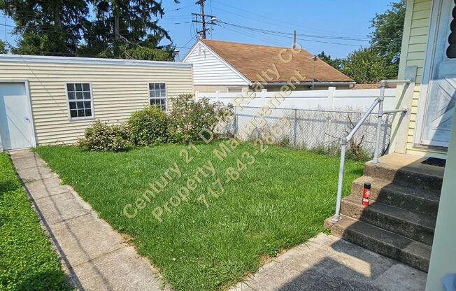 Charming 2 BR 2 Bath Home in York City with a fenced in Yard