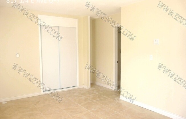 817 1/4 E AVE