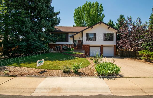 Charming Bi-Level Home in Desirable Mission Hills with a Sunroom, A/C and a Fireplace!