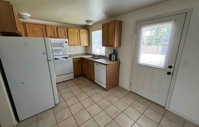 Conveniently Located 2 Bed/1.5 Bath Townhome in SW Redmond