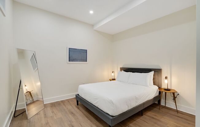 2 beds, 1 bath, 905 sqft, $2,695, Unit 813