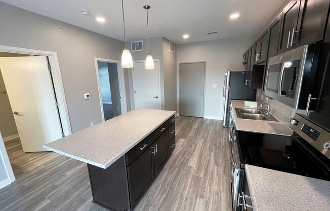 2 beds, 2 baths, 956 sqft, $1,595, Unit 524