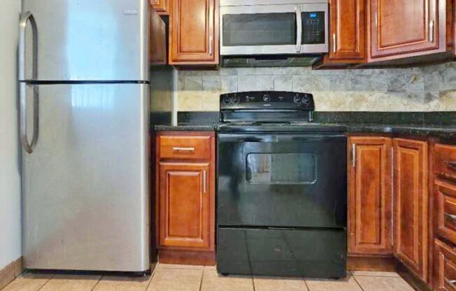 Beautiful renovated 3 bed 2 bath townhouse with deeded parking and easy Highway access