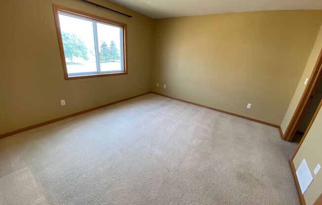 3 Bed, 2 Bath Townhome in South Fargo!