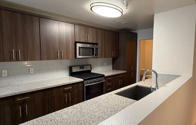 1 bed, 1.5 baths, 889 sqft, $2,740, Unit 256