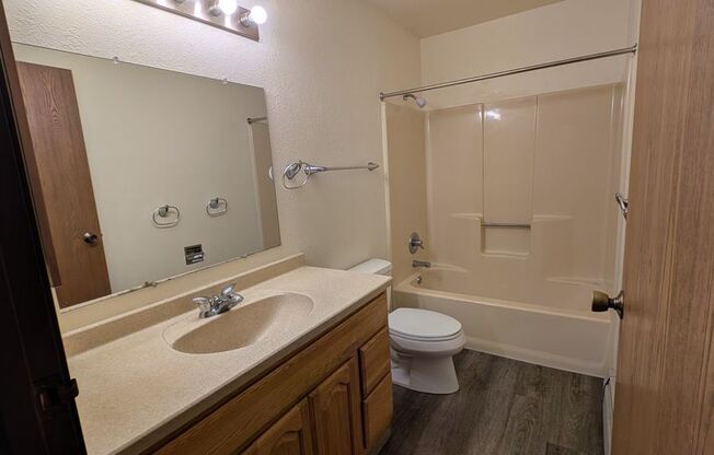 2 beds, 1 bath, 970 sqft, $1,249, Unit FB   2011