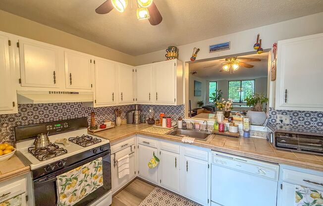 Comfortable, Modern & Full of Natural Light - 2bd/2ba Condo for Rent!