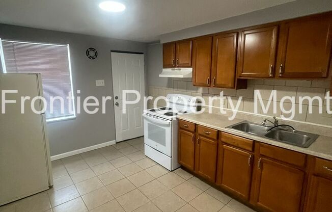 3 beds, 1.5 baths, $1,225, Unit 1011 North and South Rd