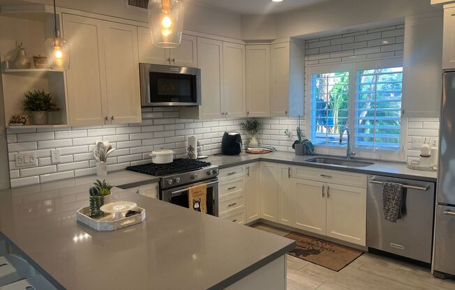 3bd/2ba House with Remodeled Kitchen and A/C