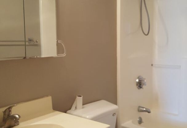 2 beds, 1 bath, $2,300, Unit APARTMENT 310