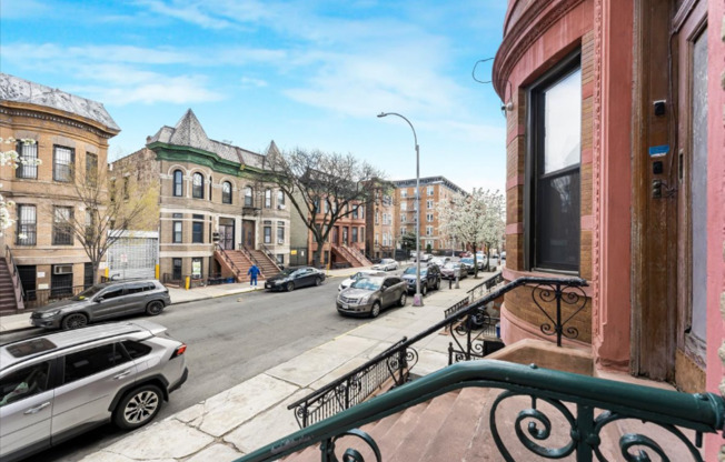 952 E 156 ST