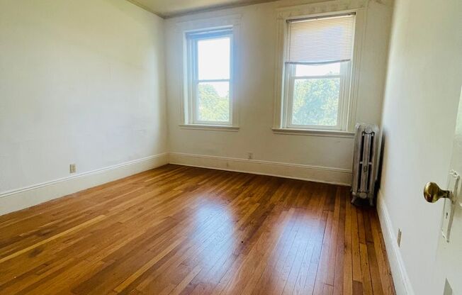 2 beds, 1 bath, 587 sqft, $2,900, Unit 14P-3