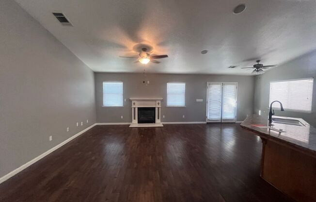 1795 SHAVER LAKE AVE 3 BEDROOM 2 BATHROOM WITH BONUS ROOM- TULARE