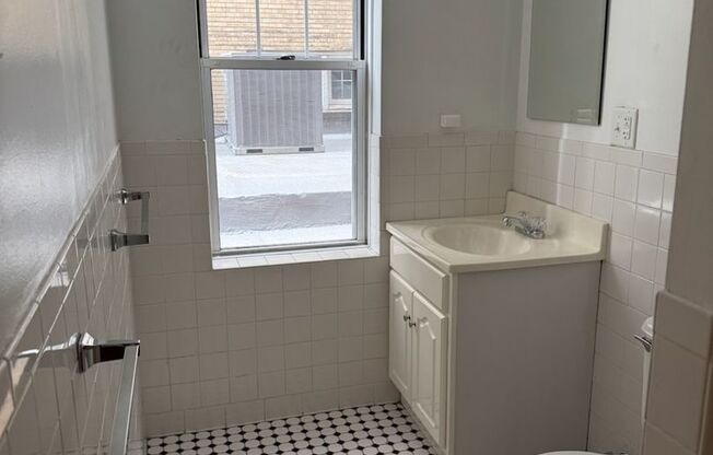 1 bed, 1 bath, 572 sqft, $1,350, Unit Old King Edward 1