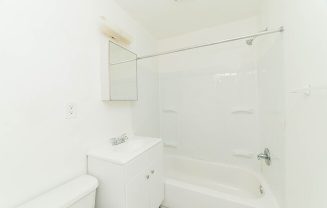 2 beds, 1 bath, 700 sqft, $925, Unit Unit 02B