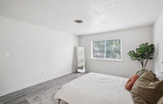 3 beds, 2 baths, 1,275 sqft, $1,749, Unit 12G