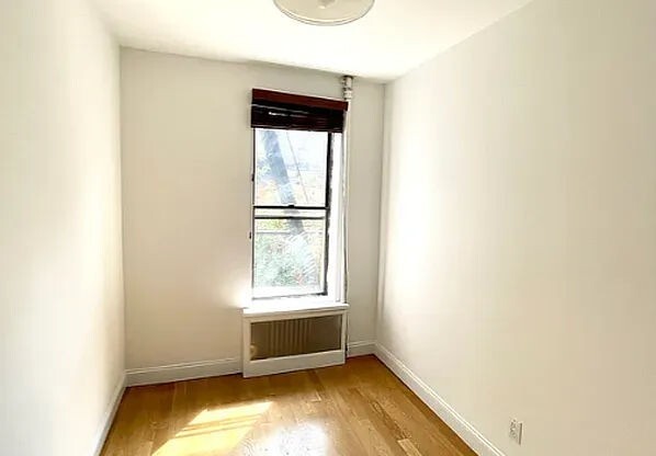 858 10 AVE