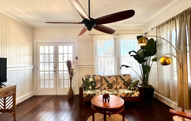 IDEALLY LOCATED 2 BED/1 BATH HOME NEAR KAPAHULU! Washer/Dryer, AC & more!