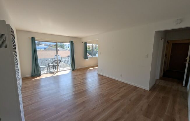 Modern Top Floor Condo, Newly Remodeled -Upgraded kitchen and bathroom