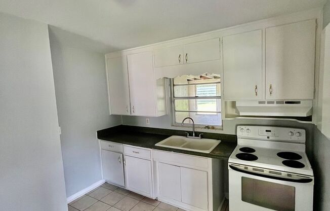 HUGE Lakeland 3BR/1BA w/Carport in Nice Residential Neighborhood!