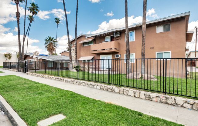 Minutes From UC Riverside. Large 1 bedroom 1 bath Available NOW!!