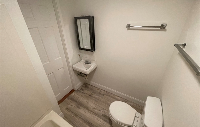 Studio, 1 bath, 375 sqft, $2,200, Unit 8