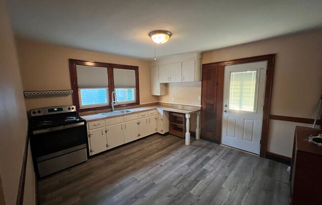 2 beds, 1 bath, $1,400, Unit Floor 1