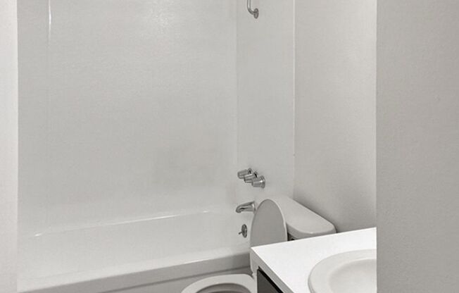 2 beds, 1 bath, 700 sqft, $1,335, Unit 46