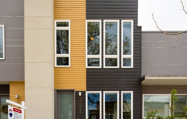 Modern 3 bed / 4 bath, 3 story townhome!