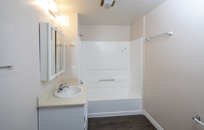 1 bed, 1 bath, 1,000 sqft, $2,450, Unit 439