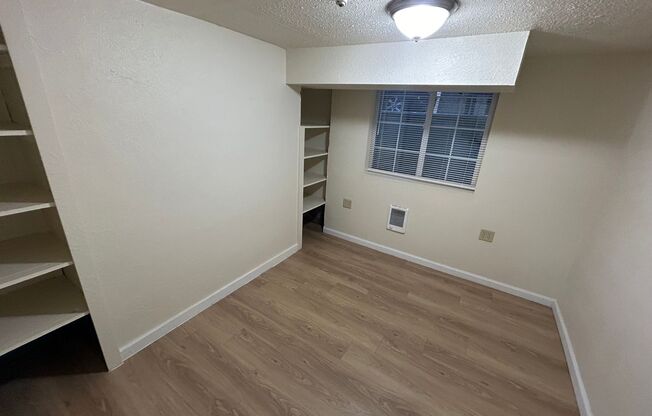 2 beds, 1 bath, $1,150, Unit Apt 8