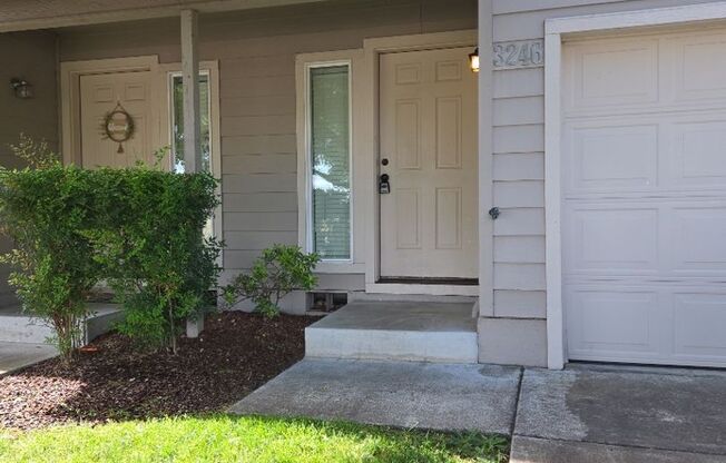 Nice 2bd/2.5bth Townhome in the desirable White City, OR location.