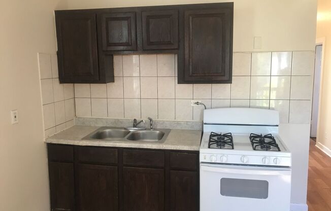 3 beds, 1 bath, 2,100 sqft, $1,600, Unit Unit 3