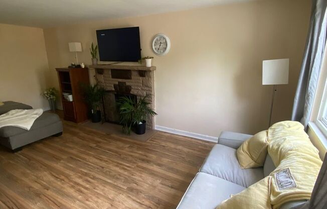 Spacious 3 bed, 1.5 bath single family home with central air - Verona, PA