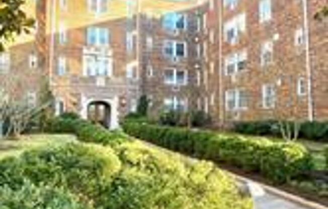 Lovely Studio Apartment In Historic Building- New Kitchen Appliances, Rooftop Lounge, Secured Entrance, & Beautiful Community Grounds
