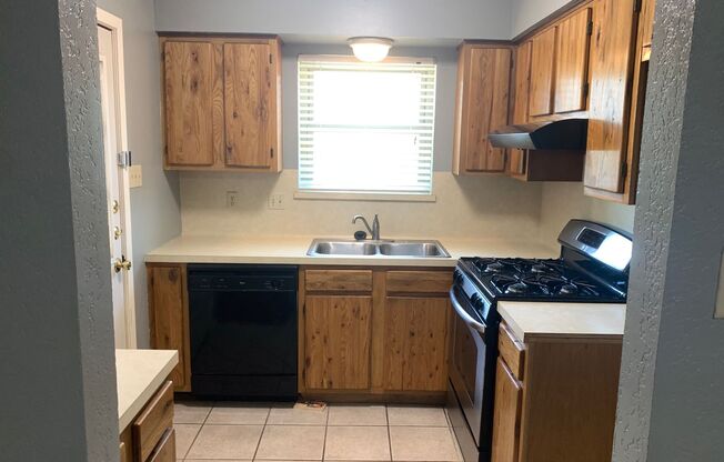 2 beds, 1 bath, $1,365