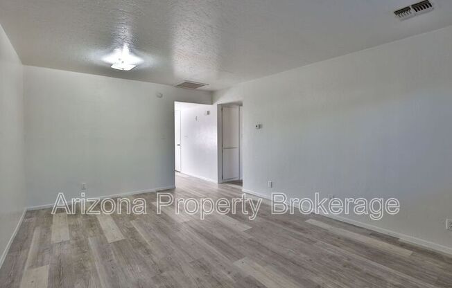 1702 W VOGEL AVE