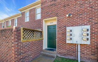 Awesome 1BE/1BA townhouse in the heart of Green Hills!