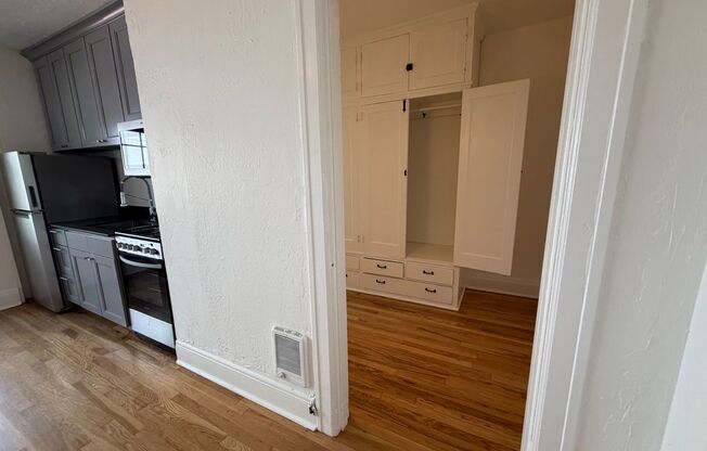 Studio, 1 bath, 320 sqft, $1,149, Unit 05