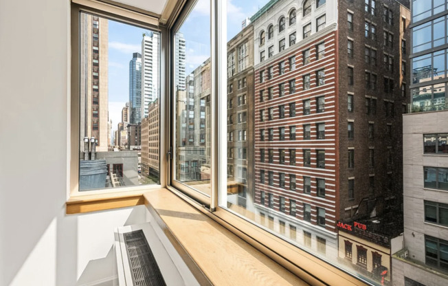 1 bed, 1 bath, $5,200, Unit 14E