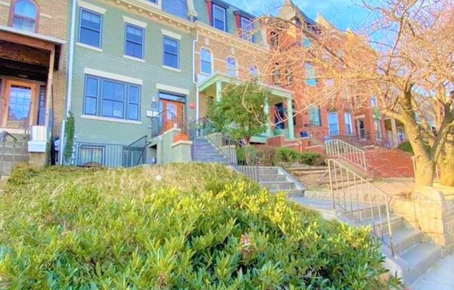 Spacious 2 BR/2 BA Apartment in Columbia Heights!