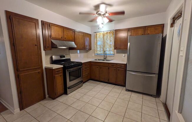 3 beds, 2 baths, $1,395