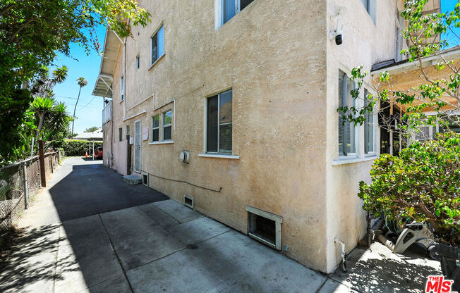 3962 1/4 S HOBART BLVD