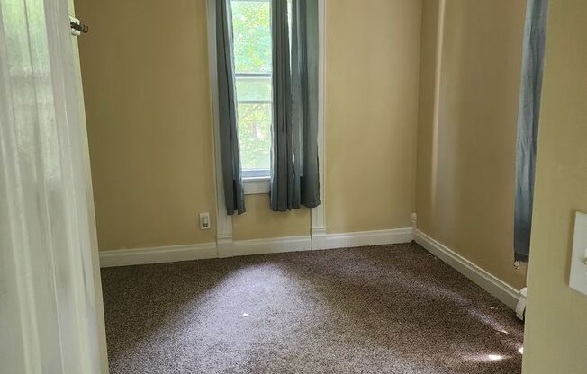 2 beds, 1 bath, 1,500 sqft, $800