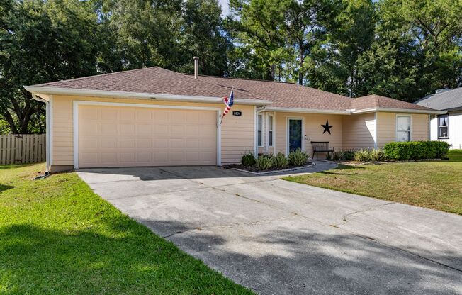 Experience a breezy lifestyle in the convenient Eagle Point subdivision!