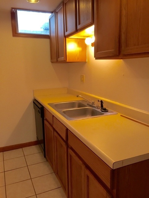 2 beds, 1 bath, $1,195, Unit 7